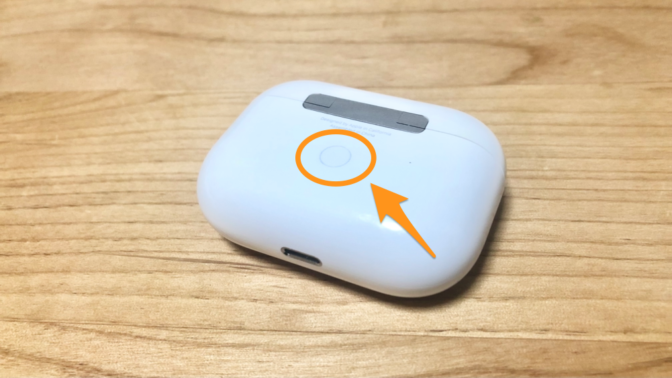 Airpods-充電ケースの背面にある設定ボタン